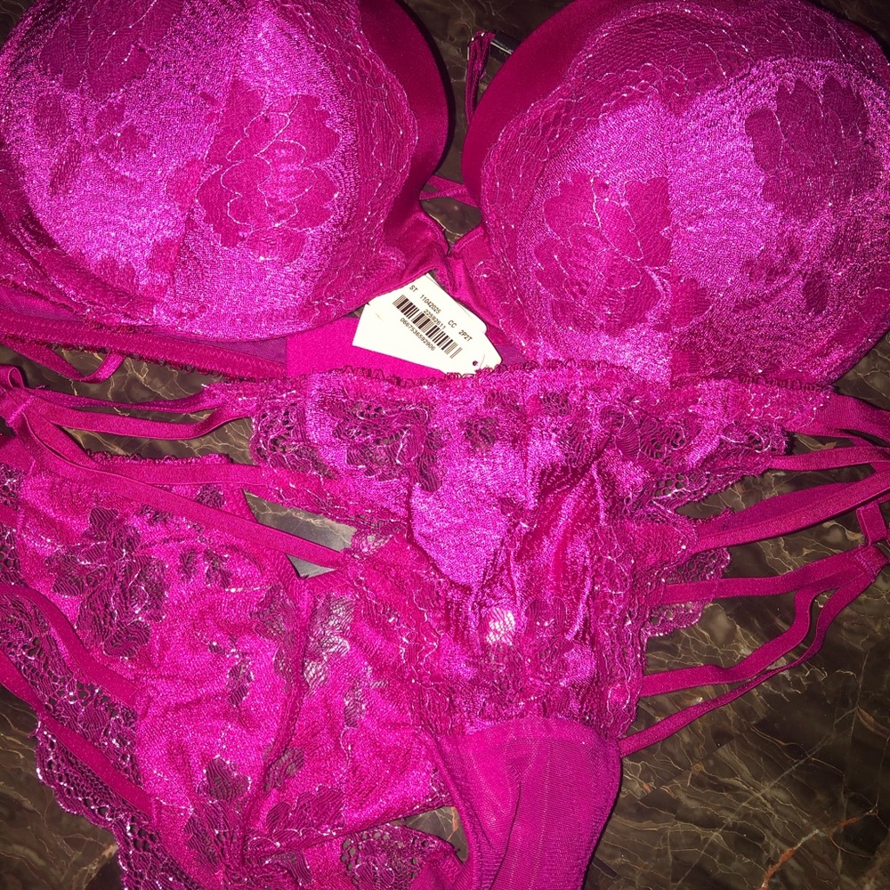 Victoria Secrets Bra w/ panties size medium